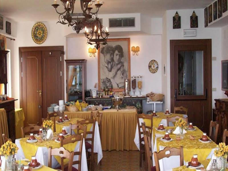Hotel La Riva Giardini-Naxos Exterior foto